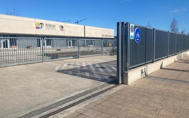 Zona de aparcabicis en la escuela pública de Zabalgana. Zona de aparcabicis en la escuela pública de Zabalgana.
