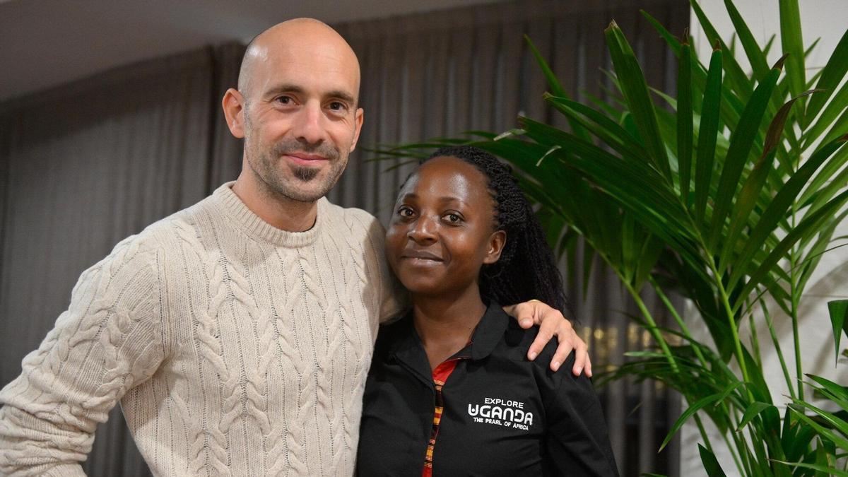 Joyline (Joy) Tugume posa con el director y documentalista getxotarra Aner Etxebarria en el hotel Domine de Bilbao.