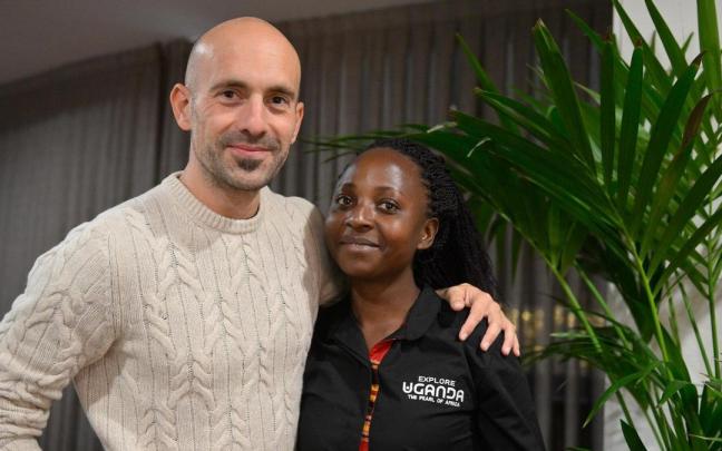 Joyline (Joy) Tugume posa con el director y documentalista getxotarra Aner Etxebarria en el hotel Domine de Bilbao.