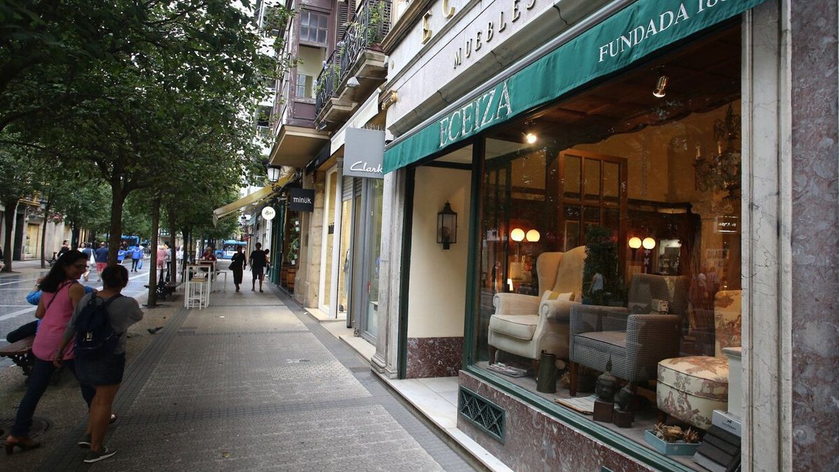 Muebles Eceiza, oculta actualmente por un vallado de obra.