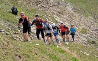 Kepa Gordo en los últimos metros de la subida a San Miguel de Aralar, acompañado de otros korrikalaris.