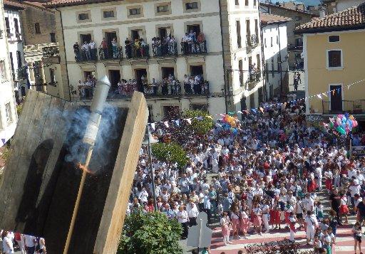 El cohete a punto de estallar en las úlitmas fiestas de Altsasu.