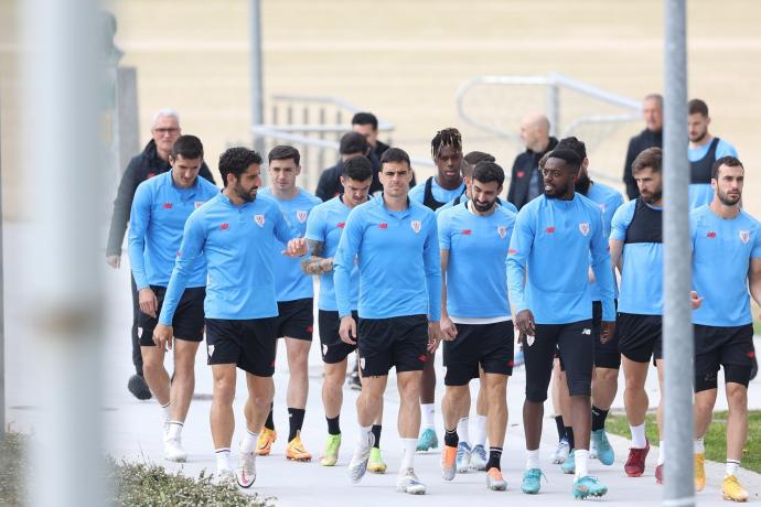 Los jugadores del Athletic se dirigen al campo de entrenamiento en Lezama.