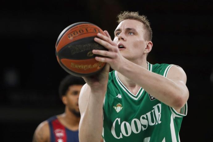 Anzejs Pasecniks lanza un tiro libre en un duelo reciente con el Real Betis.