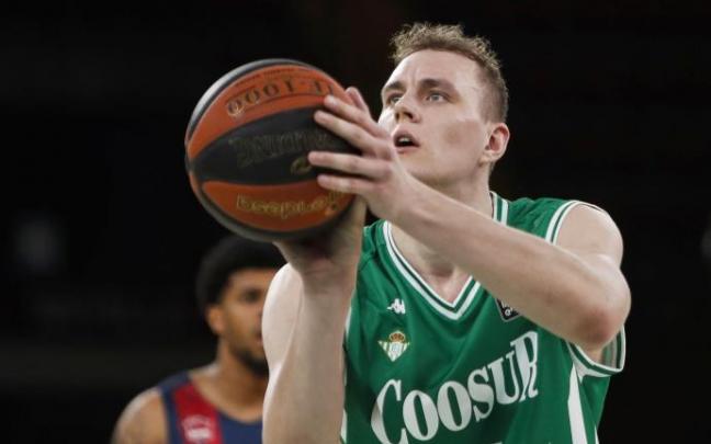 Anzejs Pasecniks lanza un tiro libre en un duelo reciente con el Real Betis. Anzejs Pasecniks lanza un tiro libre en un duelo reciente con el Real Betis.