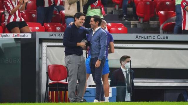 Andoni Iraola y Marcelino García Toral charlan antes de un partido. Andoni Iraola y Marcelino García Toral charlan antes de un partido.