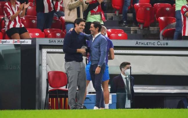 Andoni Iraola y Marcelino García Toral charlan antes de un partido.