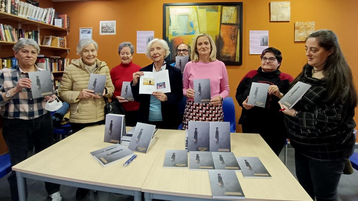 Amaia del Campo, junto a representantes de las cuatro asociaciones que han impulsado el libro.