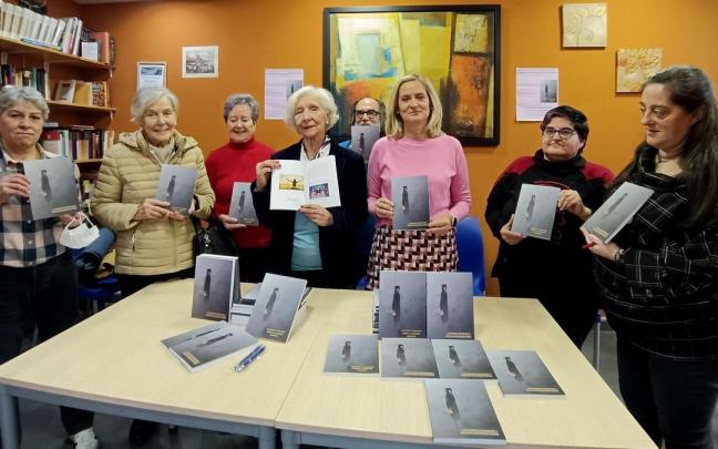 Amaia del Campo, junto a representantes de las cuatro asociaciones que han impulsado el libro.