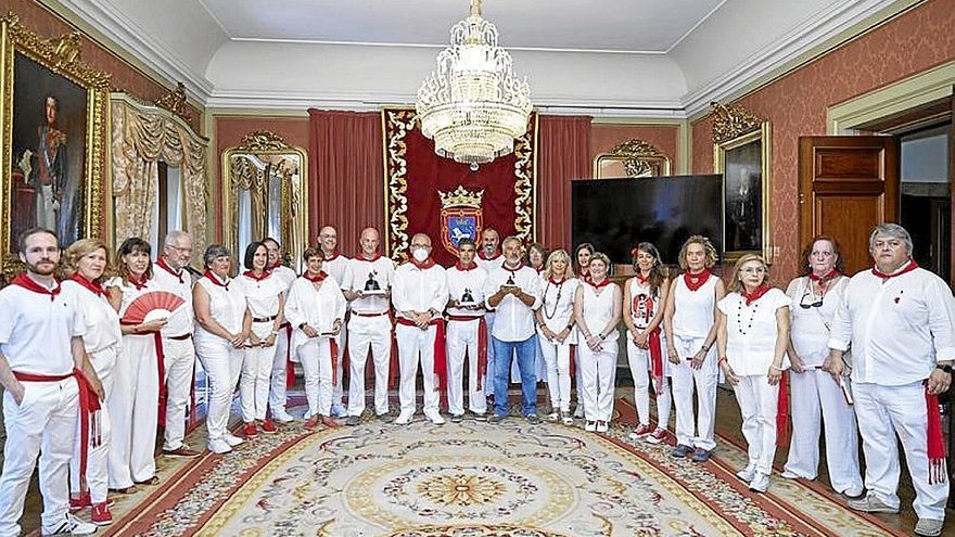 Los ganadores junto al equipo municipal.