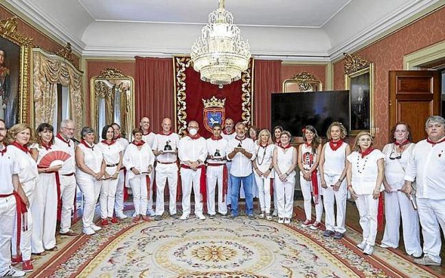 Los ganadores junto al equipo municipal.