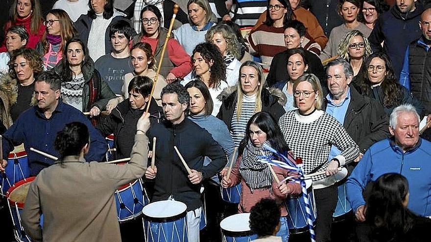 Personas de todas las edades participan en la tamborrada.