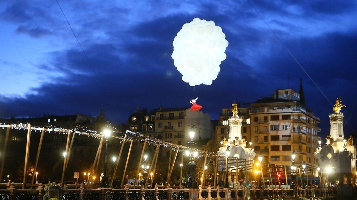 Espectáculo con bailarina aérea para el encendido de las luces de Navidad el pasado año.