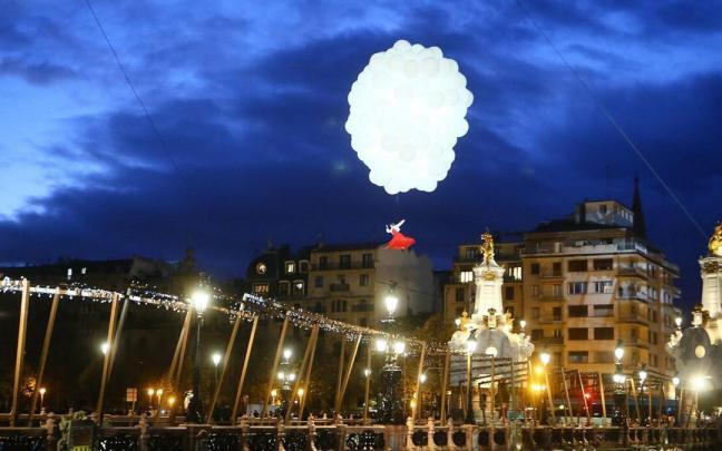 Espect&aacute;culo con bailarina a&eacute;rea para el encendido de las luces de Navidad el pasado a&ntilde;o.