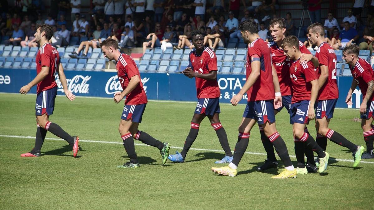 Los jugadores de Osasuna Promesas celebran un gol frente al Amorebieta