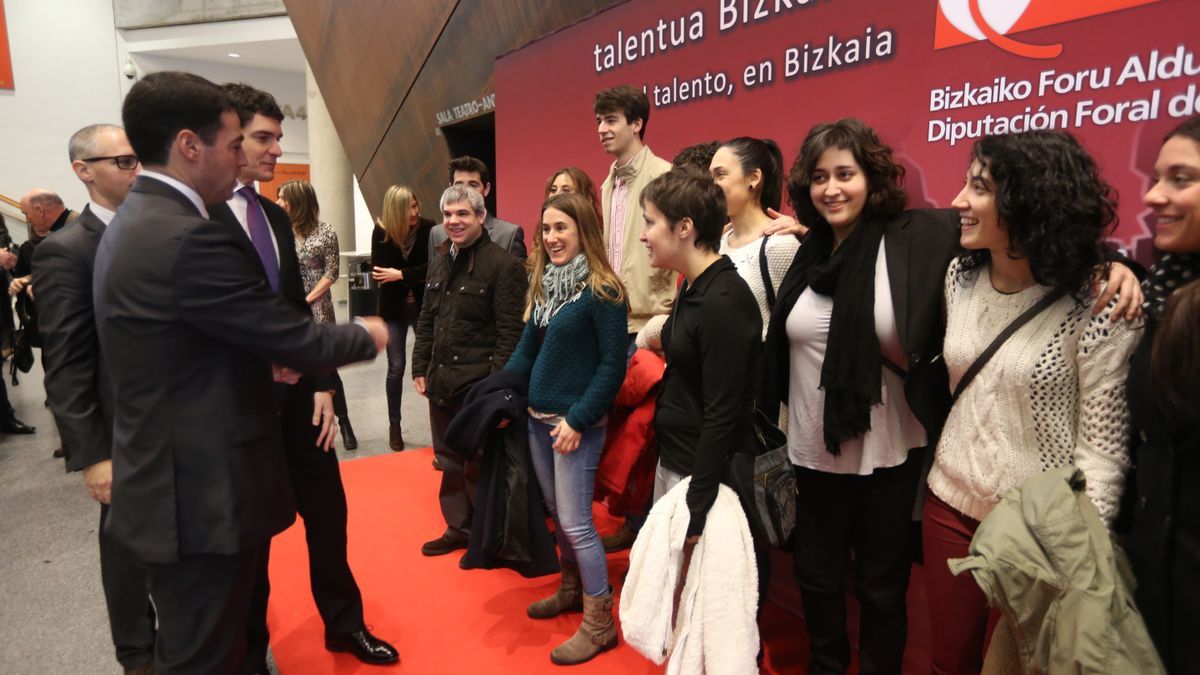 Acto foral con el diputado general, Unai Rementeria, donde se expusieron a jóvenes candidatos las ventajas de emplearse en Bizkaia.