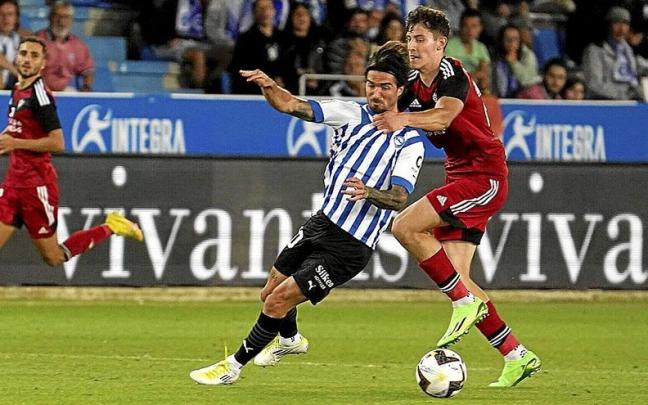 Jason recibe un agarrón por parte de un futbolista del Mirandés durante el partido en Mendizorroza. Jason recibe un agarrón por parte de un futbolista del Mirandés durante el partido en Mendizorroza.