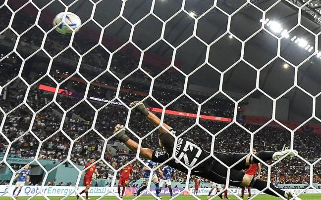 Instante en el que Unai Simón encaja el primer gol de Japón.