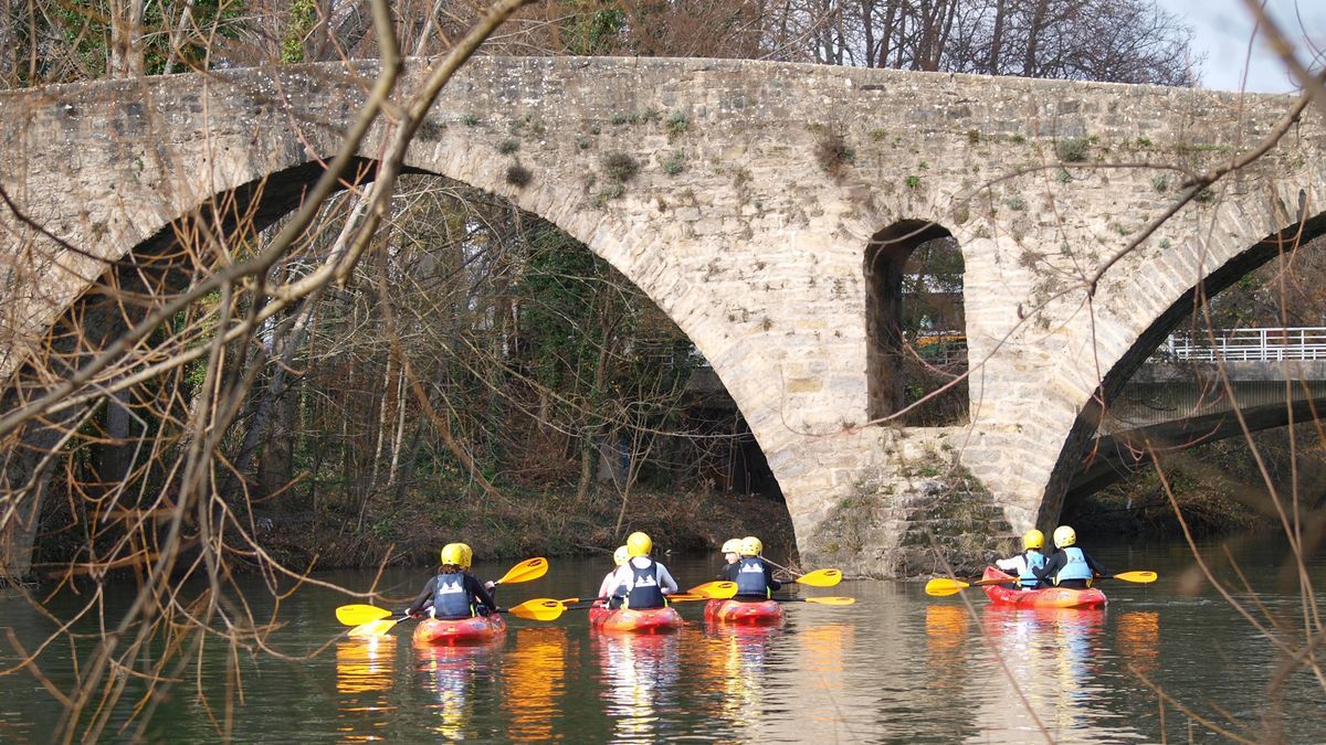 Jóvenes practicando kayak en el Arga en Pamplona.