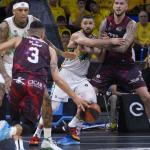 Michale Kyser y Francis Alonso, en una acci&oacute;n defensiva ante el Tenerife.