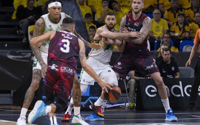Michale Kyser y Francis Alonso, en una acci&oacute;n defensiva ante el Tenerife.