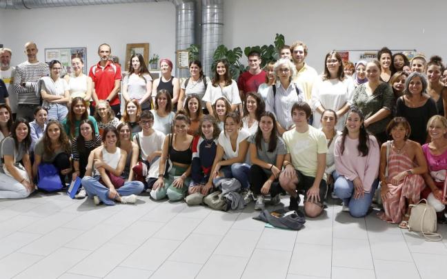Las personas voluntarias, con una gran representación juvenil, junto a la concejala de Cohesión Social, Carmen Díaz.