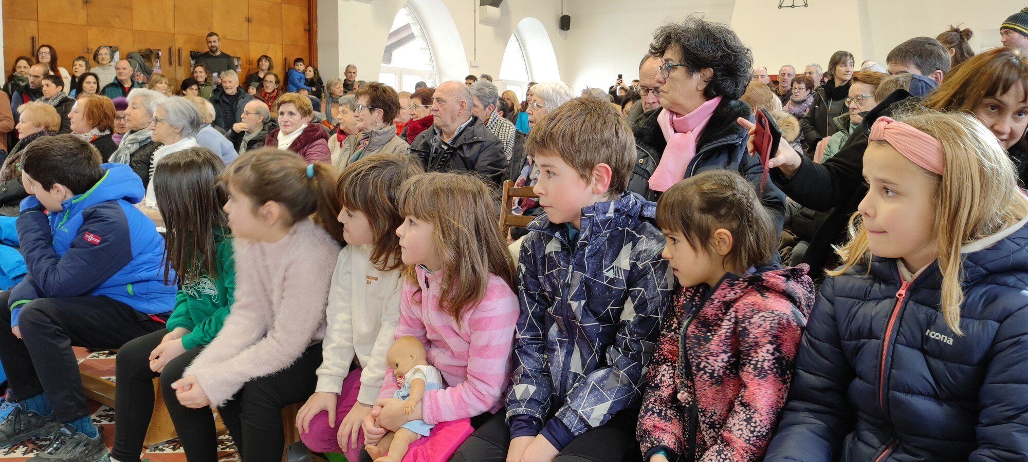 Los estudiantes del colegio, en primera fila, siguen la presentación. / Javier Arizaleta