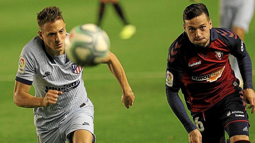 José Arnaiz se mide en una carrera con el colombiano Santiago Arias durante el Osasuna-Atlético disputado en El Sadar en la temporada 2019-2020. | FOTO: OSKAR MONTERO