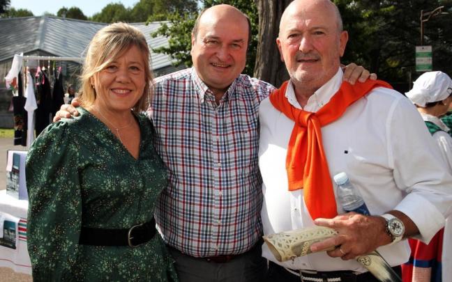 Berango arropa a I&ntilde;aki Gonz&aacute;lez por su medio siglo de vida ligado a la cultura vasca