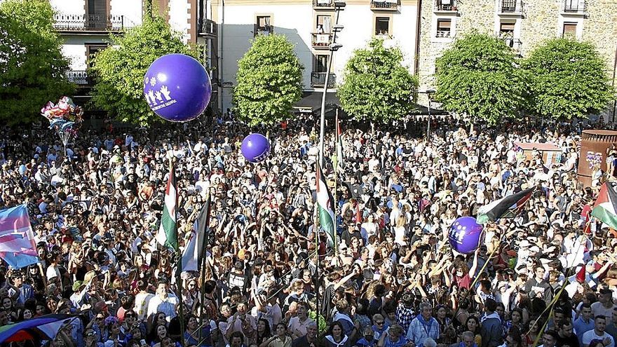 El txupinazo oficial de este a&ntilde;o congreg&oacute; a numerosos vecinos en Okendo.