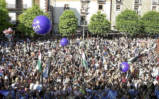 El txupinazo oficial de este a&ntilde;o congreg&oacute; a numerosos vecinos en Okendo.