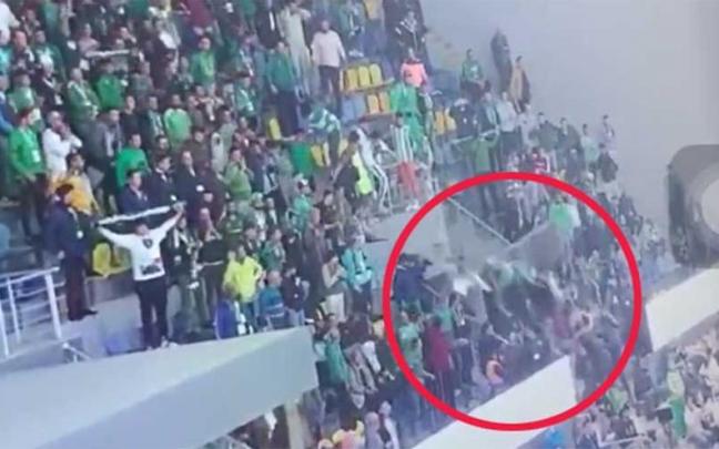 Momento en el que se derrumba la grada