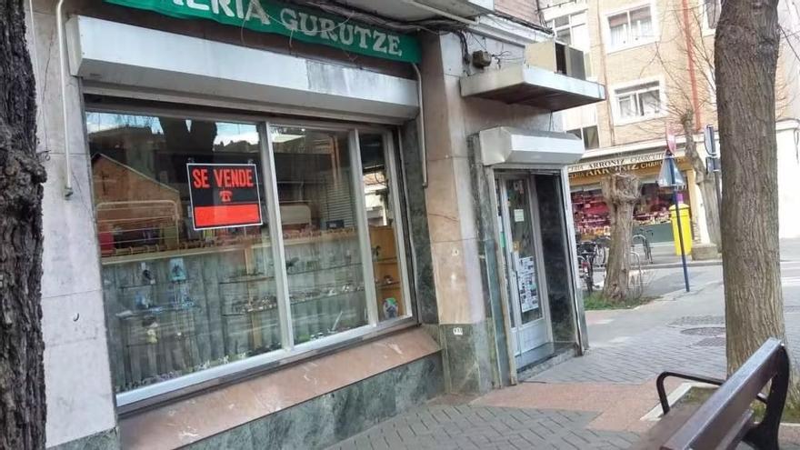 La librería de Ariznabarra cerrada tras la jubilación de Gurutze