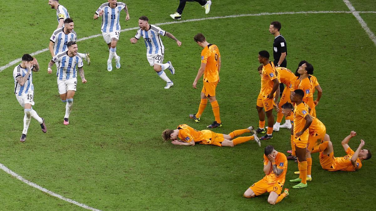 Los jugadores argentinos celebran su pase a semifinales tras la tanda de penaltis