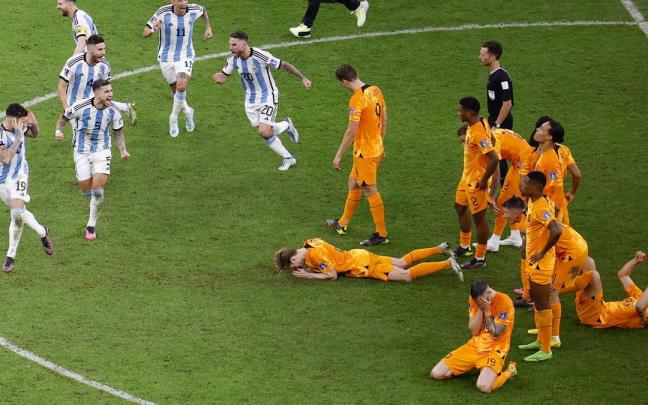 Los jugadores argentinos celebran su pase a semifinales tras la tanda de penaltis