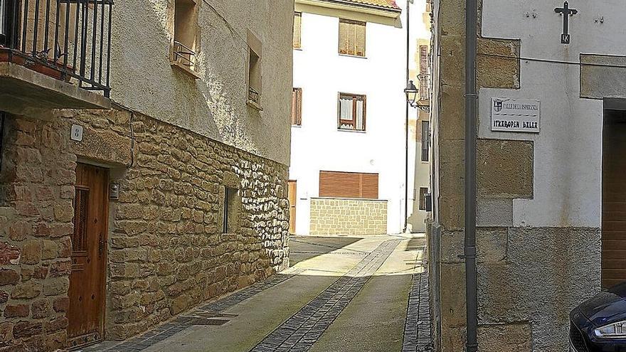 Calle de la Esperanza / Itxaropen Kalea, aledaña a la plaza consistorial en el centro de Mañeru.