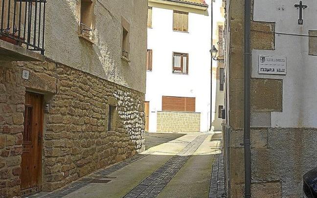 Calle de la Esperanza / Itxaropen Kalea, aledaña a la plaza consistorial en el centro de Mañeru. Calle de la Esperanza / Itxaropen Kalea, aledaña a la plaza consistorial en el centro de Mañeru.
