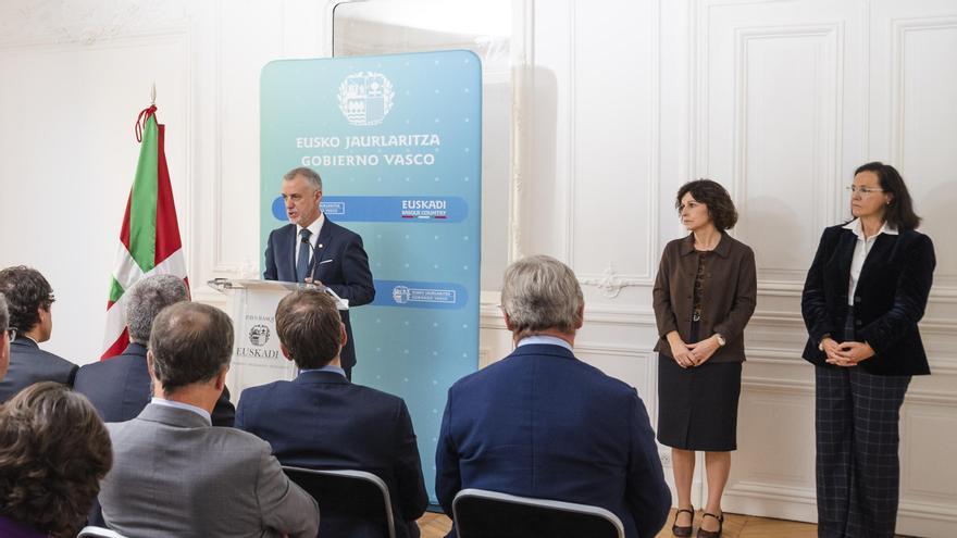 El lehendakari, con Marian Elorza y la delegada en París
