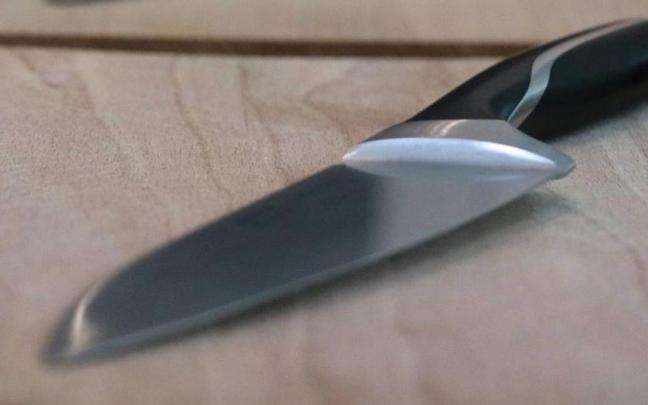 El cliente sacó un cuchillo, lo clavó en la barra y en las mesas del bar varias veces