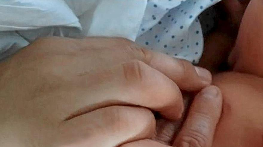 Imagen facilitada ayer por Pedro, el padre de Aimar, a través de una red social, en la que se ven la mano del pequeño y las de sus progenitores, aún en el hospital de Basurto. | FOTO: DNA