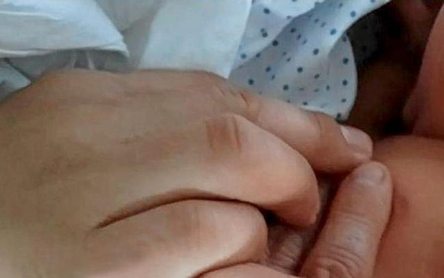 Imagen facilitada ayer por Pedro, el padre de Aimar, a través de una red social, en la que se ven la mano del pequeño y las de sus progenitores, aún en el hospital de Basurto. | FOTO: DNA