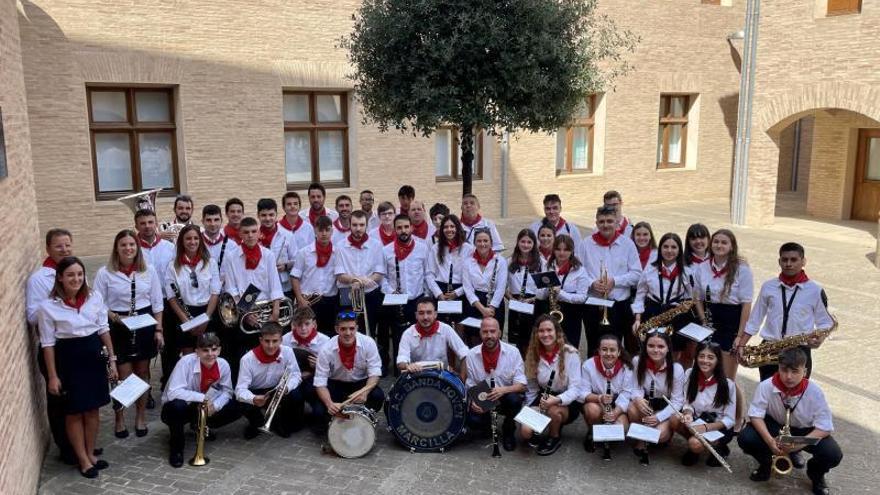 Los integrantes de la A.C. Banda Joven de Marcilla posando en el patio del castillo durante el día grande de las pasadas fiestas patronales.