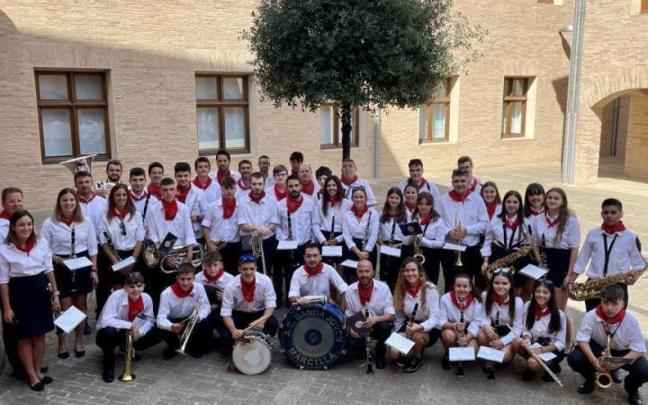 Los integrantes de la A.C. Banda Joven de Marcilla posando en el patio del castillo durante el día grande de las pasadas fiestas patronales.