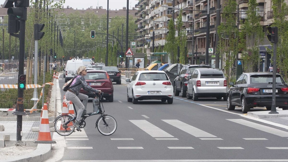 Un ciclista en la Avenida de Gasteiz, en una imagen de archivo