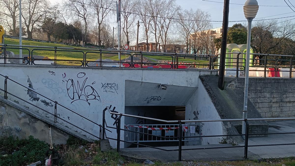 Dos vallas cerraban ayer el paso subterráneo junto a la estación de tren de Lutxana.