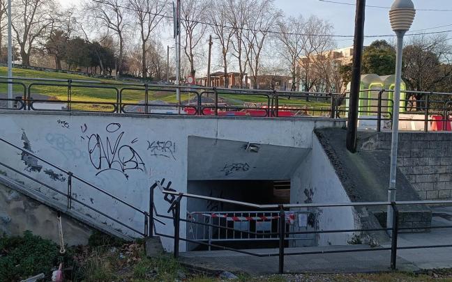 Dos vallas cerraban ayer el paso subterráneo junto a la estación de tren de Lutxana.