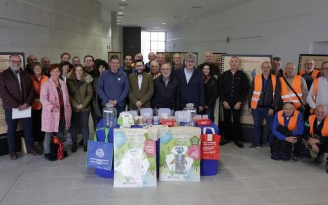 Representantes de Gobierno de Navarra, el Consorcio de Residuos de Navarra y el grupo de voluntariado de la Asociación de Jubilados San Sebastián, la Plataforma Social de Tafalla y Berdesia.