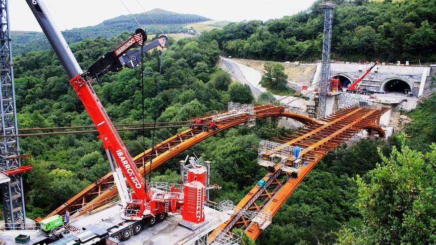 Esta semana se tendió el puente que va dirección Cantabria, en la izquierda en la imagen.