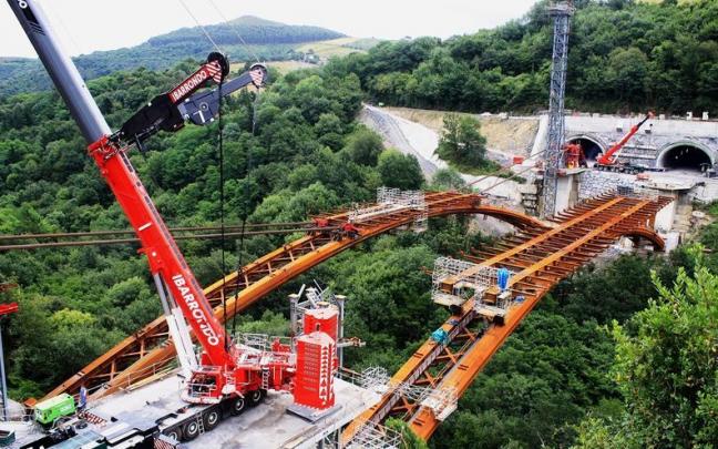 Esta semana se tendió el puente que va dirección Cantabria, en la izquierda en la imagen.
