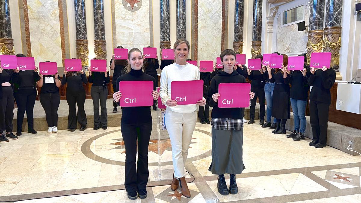 La concejala de Igualdad y alumnas del Usandizaga en la presentación de la campaña.